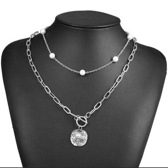 🌻2/$10.00🌻Faux Pearl & Disk Layered Necklace - Picture 1 of 5